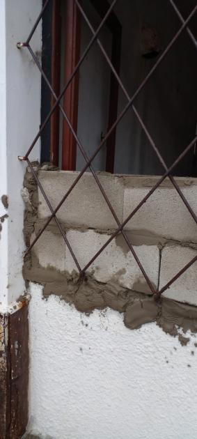 Boca de droga desarticulada en Maldonado se ve una ventana que está en proceso de ser tapada con bloques y cemento