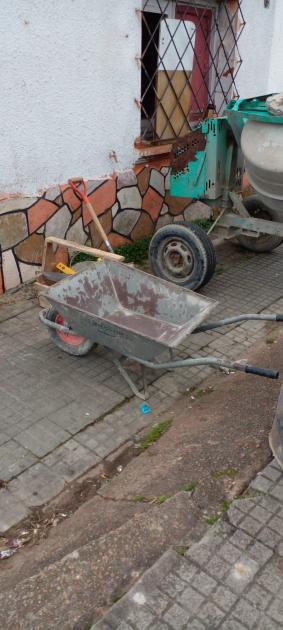 Boca de droga desarticulada en Maldonado se aprecian herraminetas de construcción: 1 carretilla, 1 pala, 1 mezcladora de cemento, 1 nivel etc