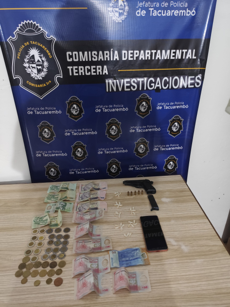 Objetos incautados en allanamiento, drogas, armas y dinero