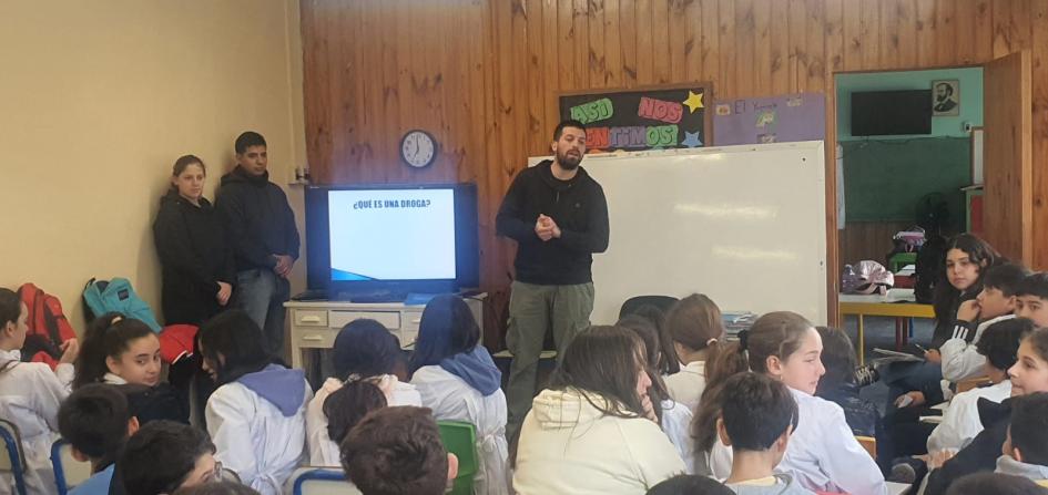 Dictando charla Charla informativa