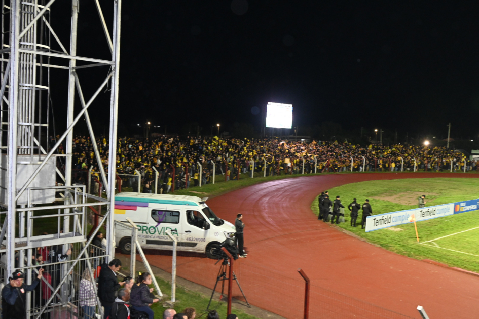 Tribuna de Peñarol, efectivos policiales y ambulancia