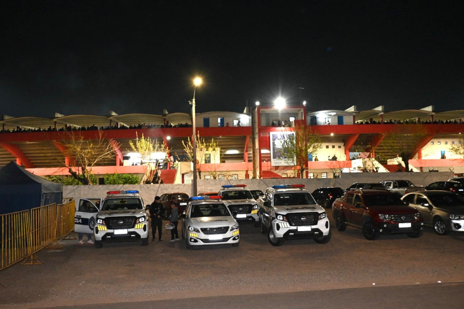 Móviles policiales y de fondo el estadio Goyenola