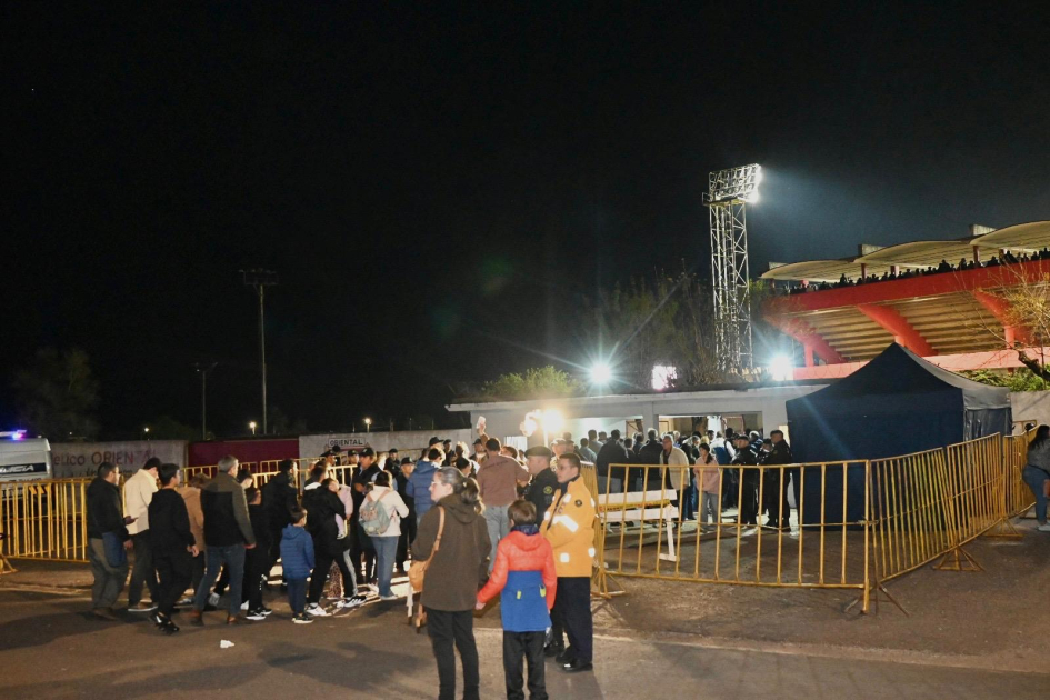 Personas haciendo fila para ingresar al estadio Goyenola