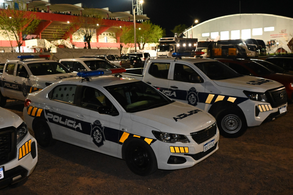 Móviles policiales afuera del estadio Goyenola