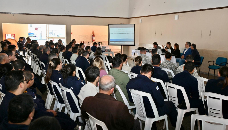 Funcionarios policiales participando del seminario 