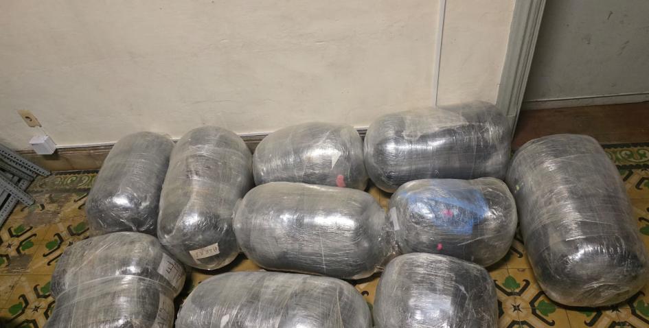 Bultos con mercadería incautados . Bultos con mercadería incautados .