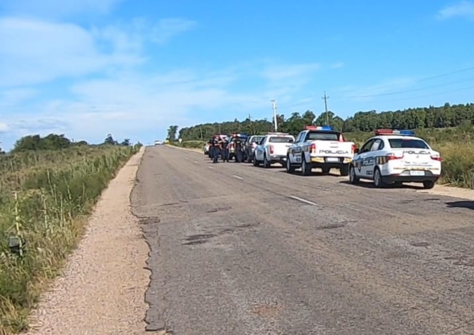 Formalizado por contrabando Vehículos policiales estacionados al costado de una ruta