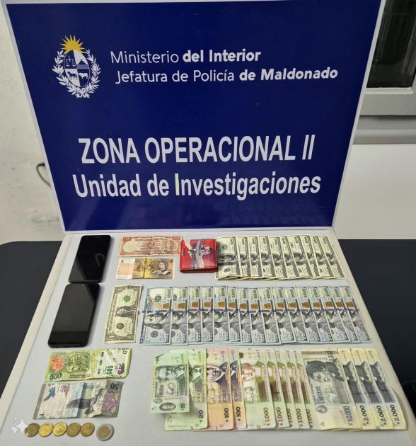 Dinero en efectivo y los celulares incautados Se exhibe el dinero en efectivo y los celulares incautados