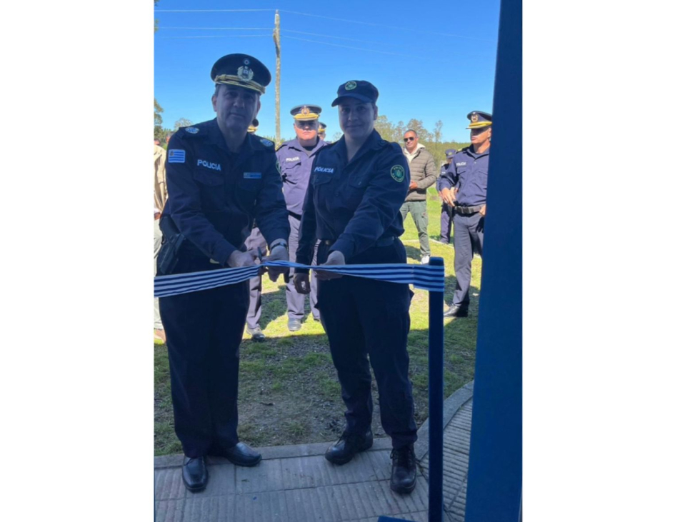 Jefe de Policia de Tacuarembó cortando la cinta inaugural