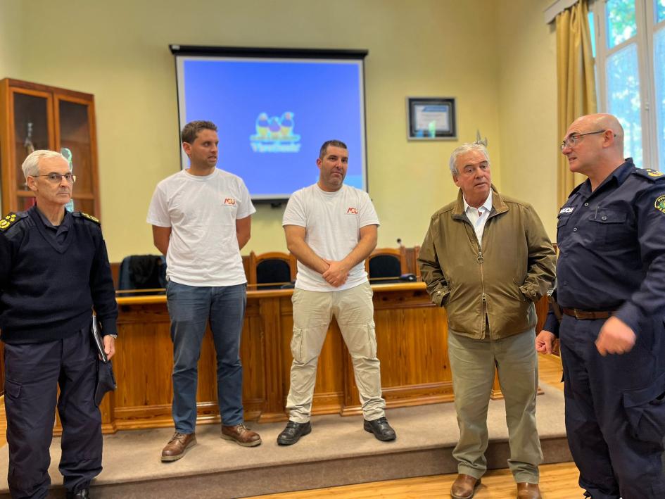ministro junto al Jefe de Policía de Durazno y los instructores del curso