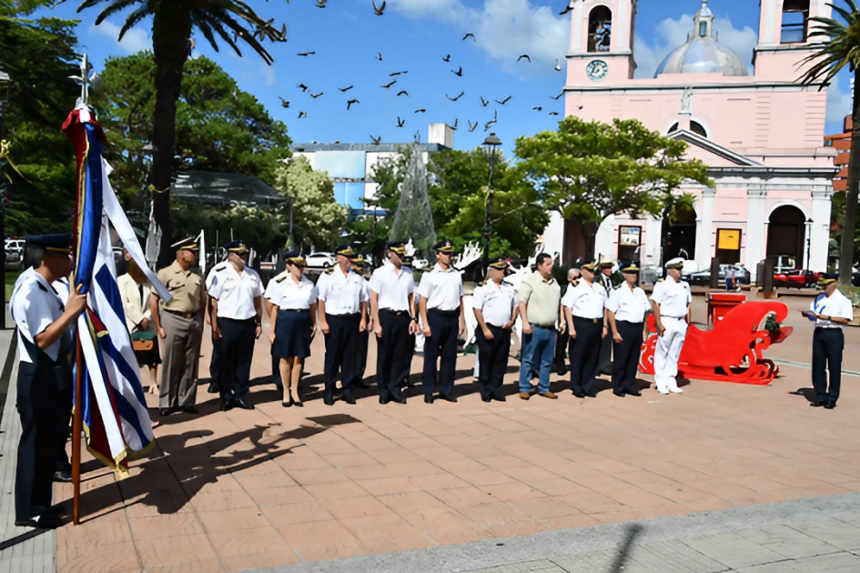 Celebración Día de la Policía Nacional Autoridades departamentales y vista de Pabellones y en la Plaza san Fernando
