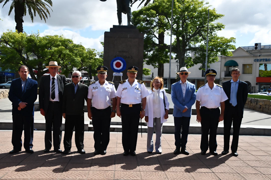 Celebración Día de la Policía Nacional Autoridades departamentales en la Plaza San Fernando con la escarapela en el monumento de Artigas