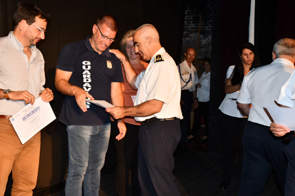 Celebración Día de la Policía Nacional Comisario Mayor Rodney Silva entregando reconocimiento a policías en celebración en Teatro Cantegril