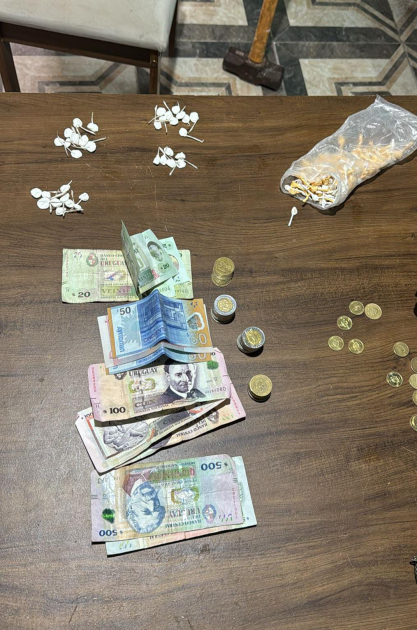 Dinero incautado en opertativo Antillas, exhibido sobre una mesa