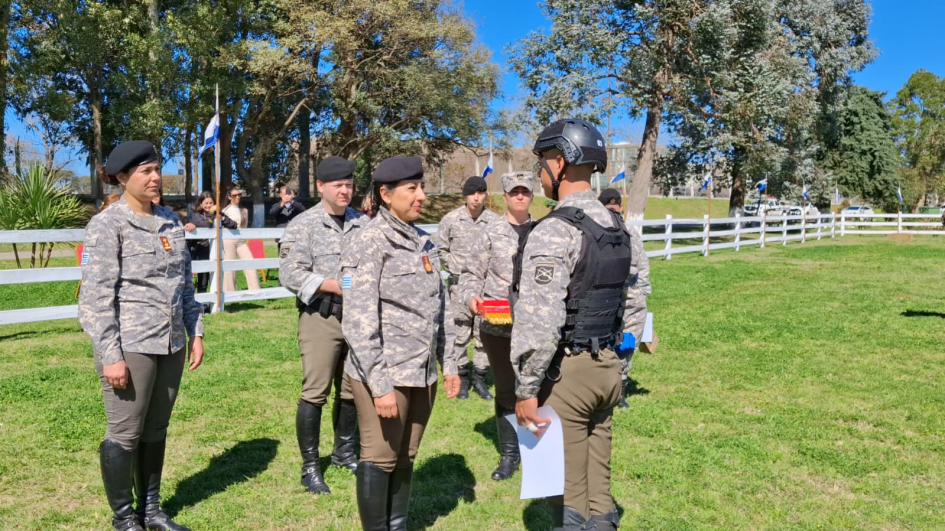 Autoridades entregando reconocimientos