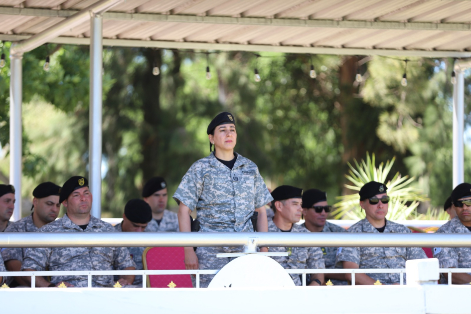 Directora Nacional de pie en palco con autoridades sentadas