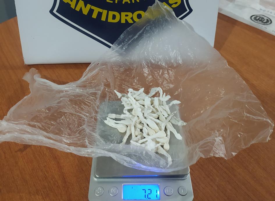 52 dosis de cocaína incuatada al detenido