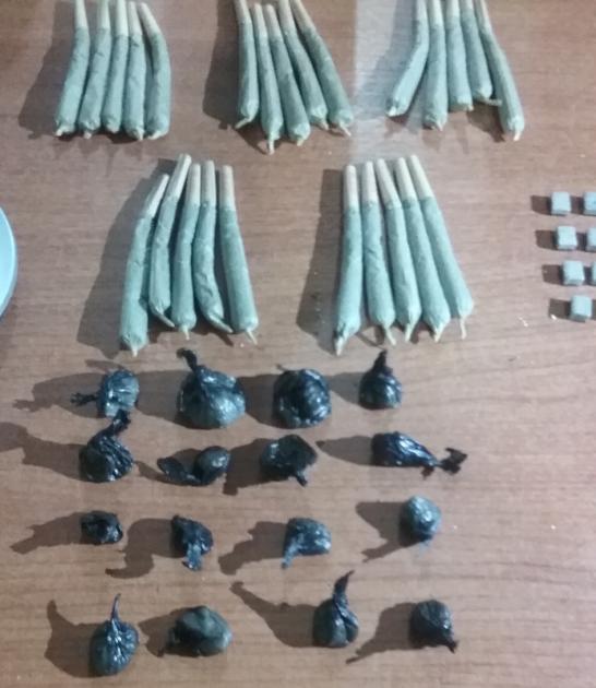 cigarrillos y envoltorios de cocaína