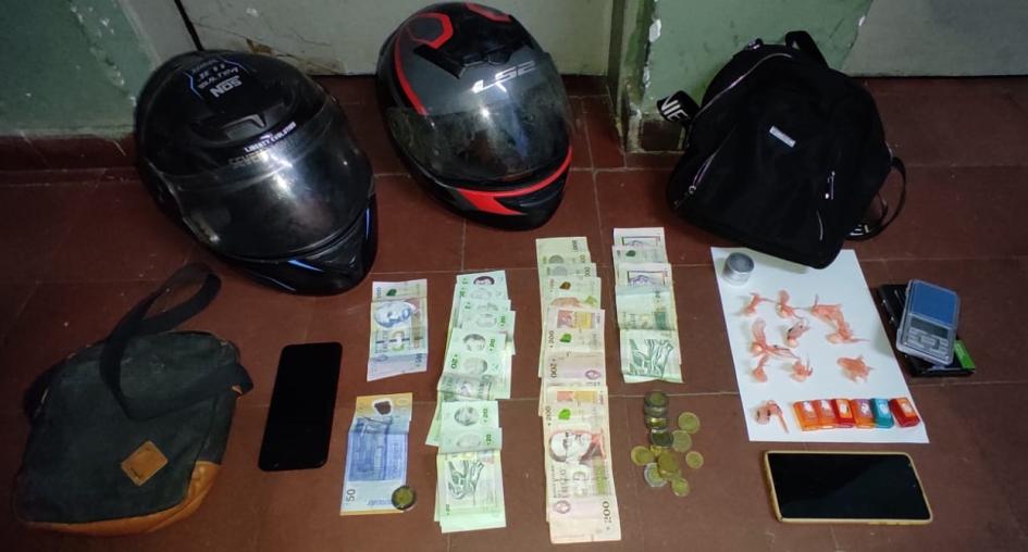 Droga, dinero y otros objetos incautados Droga, dinero y otros objetos incautados