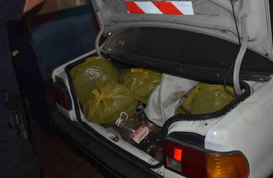 Baúl del vehículo incautado con varias bolsas plásticas con cogollos Baúl del vehículo incautado con varias bolsas plásticas con cogollos
