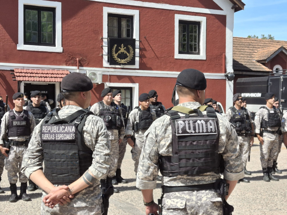 Policias de la Dirección Nacional Guardia Republicana de espalda y formados Policias de la Dirección Nacional Guardia Republicana de espalda y formados