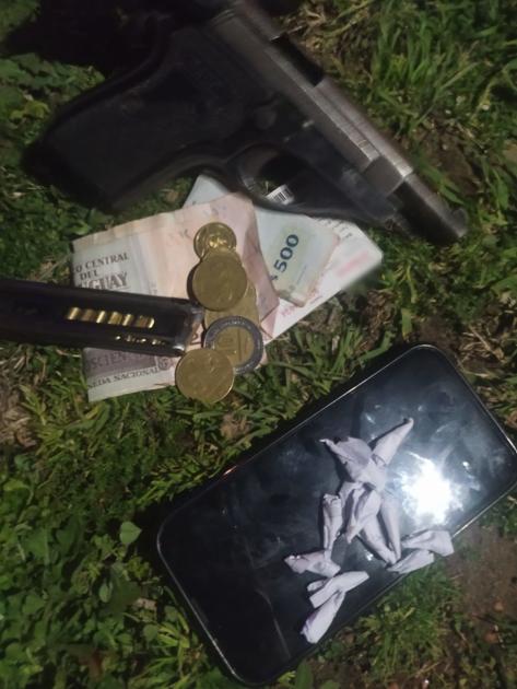 Un menor fue detenido con un arma de fuego y varias dosis de cocaína en el barrio Cerro Pelado de Ma Incautado: celular, dinero en monedas y billetes, arma de fuego