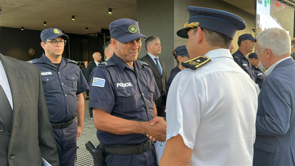 Parte del personal ejecutivo recibiendo reconocimientos 