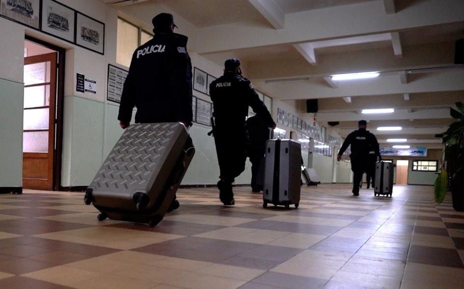 Policías trasladando las valijas con el material electoral Policías trasladando las valijas con el material electoral