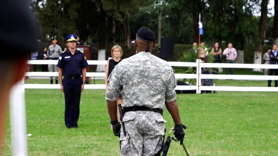 Subsecretaria y Subdirector de la Policía Nacional Saludando a los efectivos formados Subsecretaria y Subdirector de la Policía Nacional Saludando a los efectivos formados