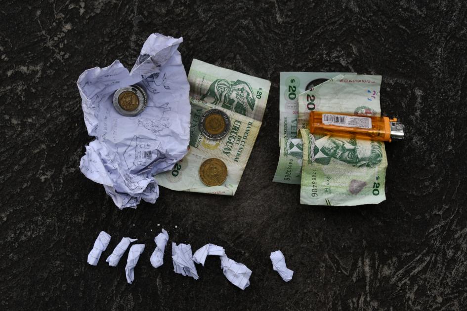 Envoltorios con Clorhidato de Cocaína y dinero en efectivo incautado Envoltorios con Clorhidato de Cocaína y dinero en efectivo incautados