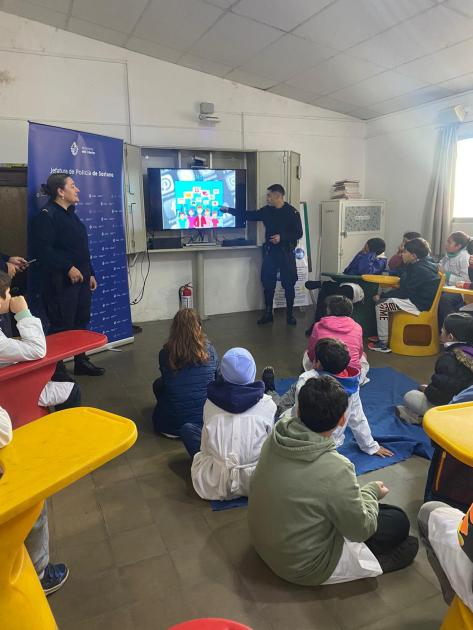 Alumnos recibiendo charlas por parte de la Policía Comunitaria