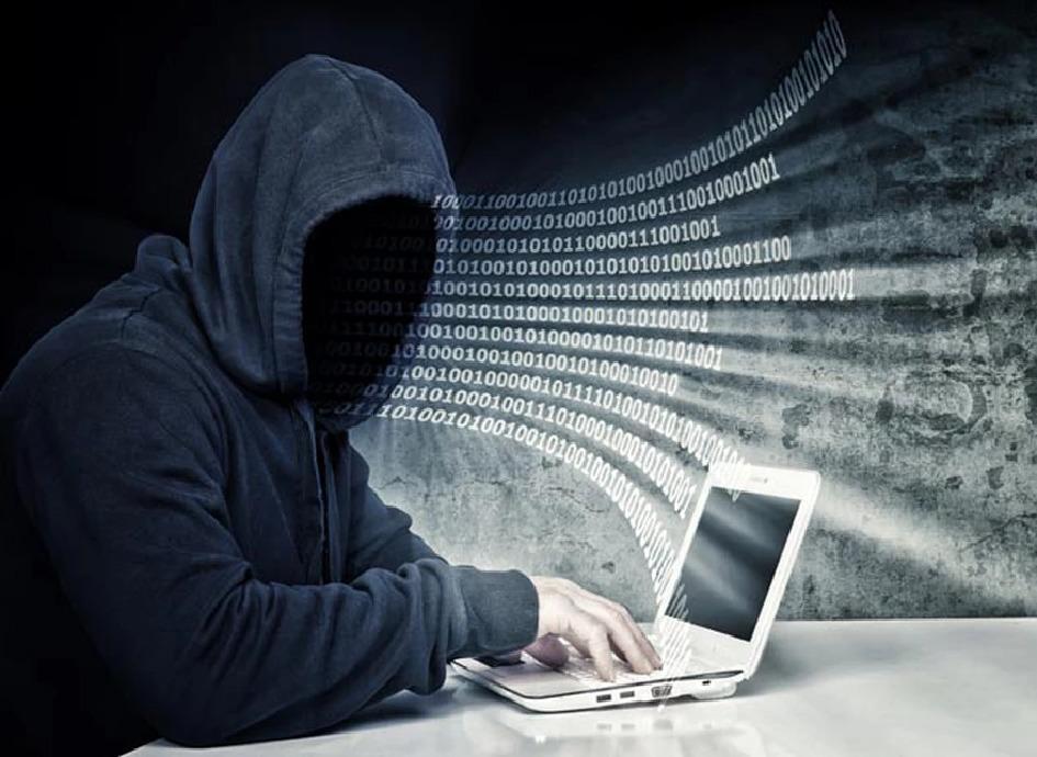 Persona sin rostro frente a notebook simula imágen de estafador Persona sin rostro frente a notebook simula imágen de estafador