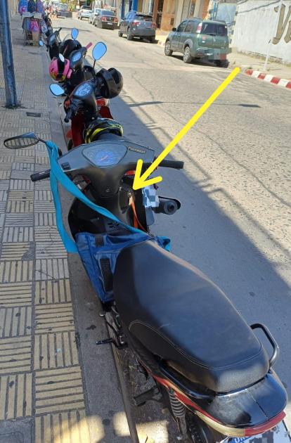 moto estacionada en la via pùblica encendida. moto estacionada en la via pùblica encendida.