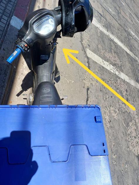 Moto estaccionada en la via pùblica, con su llave de encendido puesta. Moto estaccionada en la via pùblica, con su llave de encendido puesta.