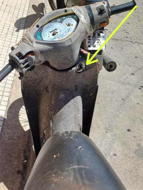 Moto estaccionada en la via pùblica, con su llave de encendido puesta. Moto estaccionada en la via pùblica, con su llave de encendido puesta.