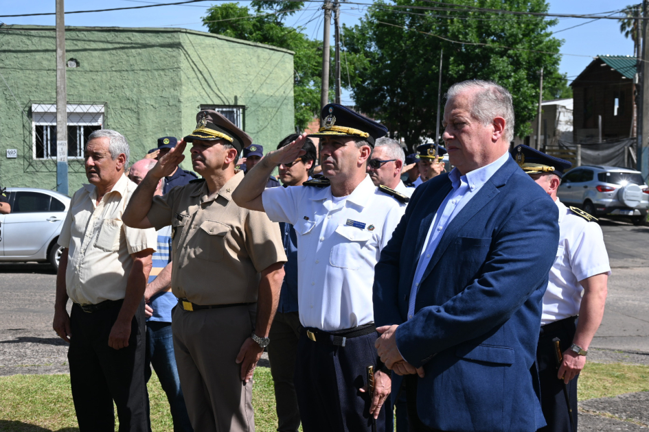 Autoridades ante ofrenda floral