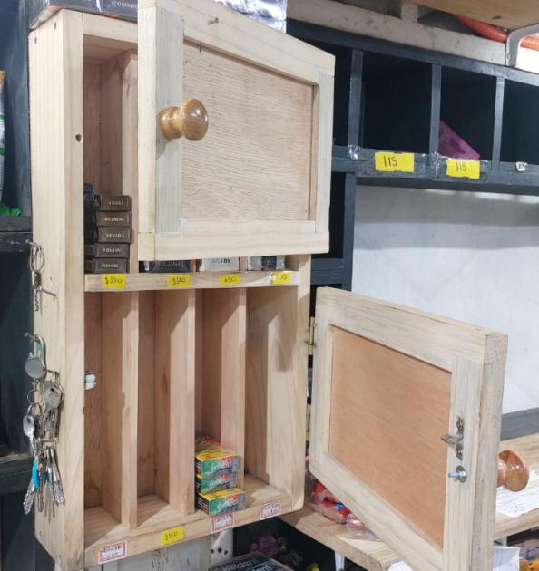 foto de una caja de madera forzada donde se encontraban los cigarrillos. foto de una caja de madera forzada donde se encontraban los cigarrillos.