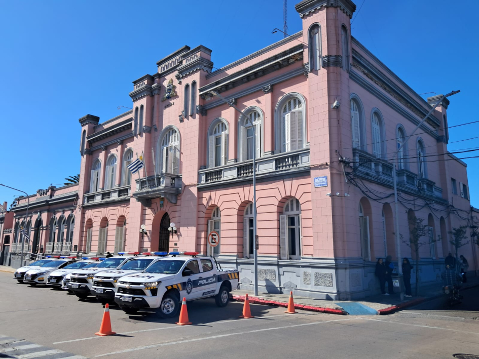 Jefatura de Maldonado, y moviles policiales.
