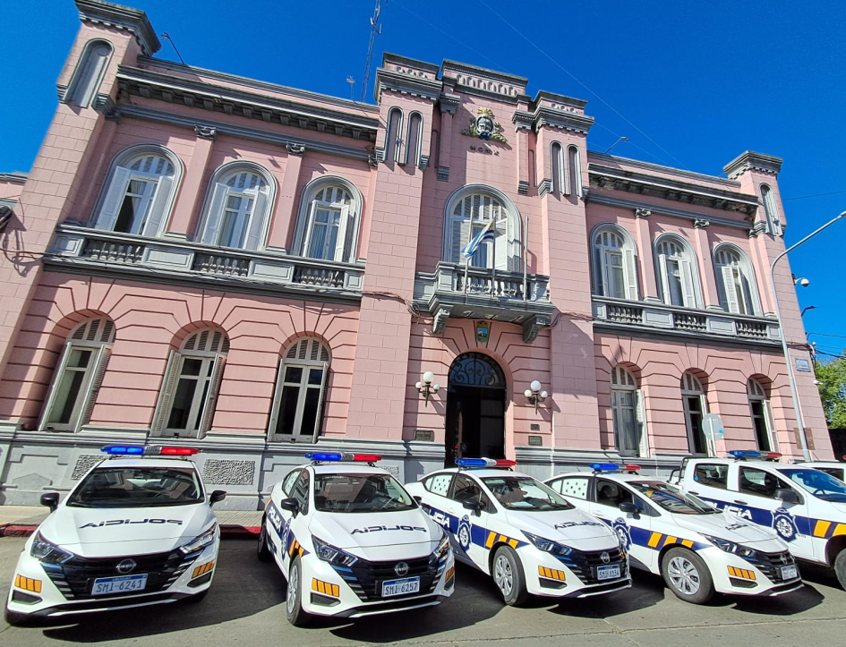 Jefatura de Maldonado, y moviles policiales.