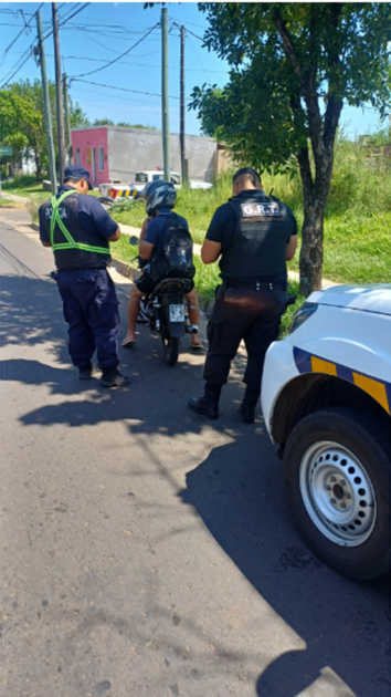  Una persona en una motocicleta en control policial 