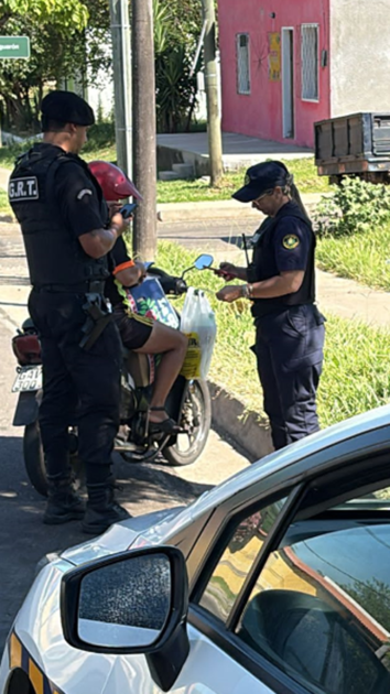 Un motociclista siendo identificado en un control