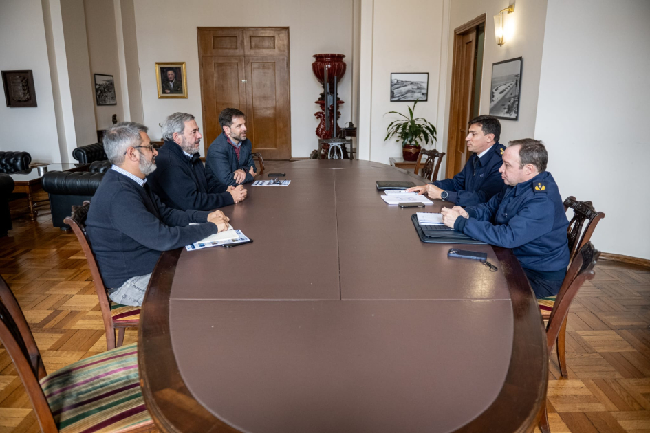 Jefatura e Intendencia fortalecen coordinación operativa en Montevideo Autoridades de Jefatura de Montevideo e Intendencia reunidos