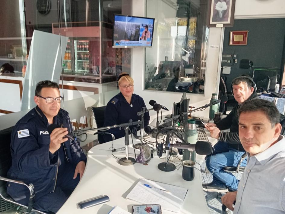 Policías en la radio local Policías en la radio local