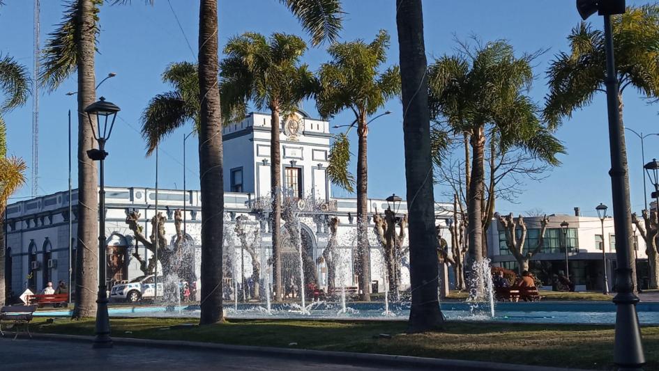 Frente de Jefatura de Policía de Lavalleja desde Plaza Libertad Frente de Jefatura de Policía de Lavalleja desde Plaza Libertad