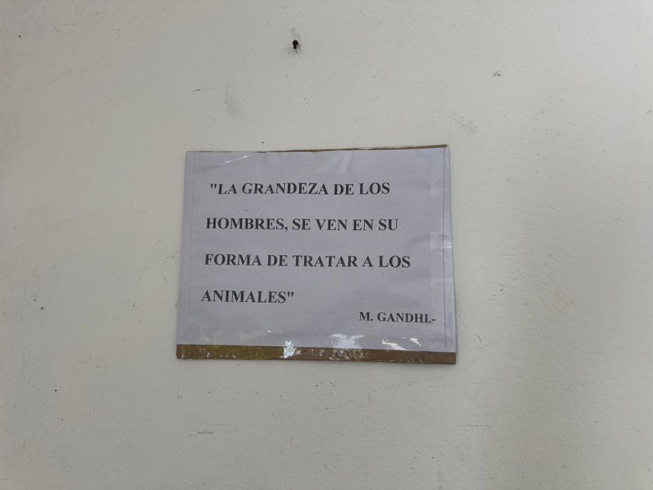 Jefe de Policía saluda y felicita a efectivos Frase atribuída a M. Ghandi en instalaciones de la Brigada Rural