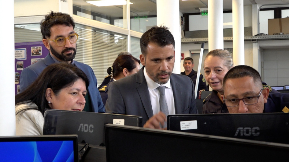 Cinco personas mirando monitor
