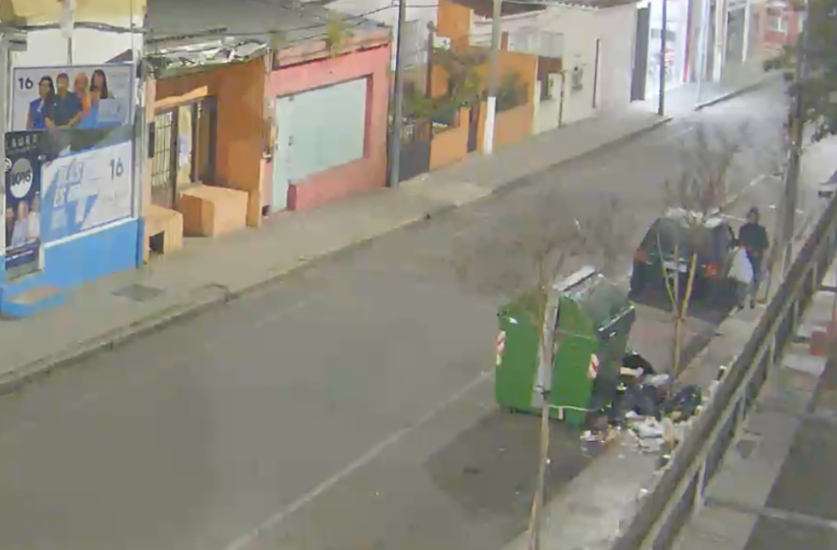 Luego del hurto se retira con los efectos hurtados Un hombre caminando con una bolsa en la mano
