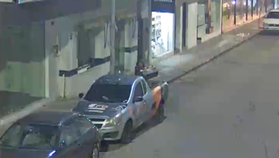 Hurto de herramientas en vehículo estacionado Una mujer agarrando una caja de herramientas de la parte trasera de una camioneta estacionada