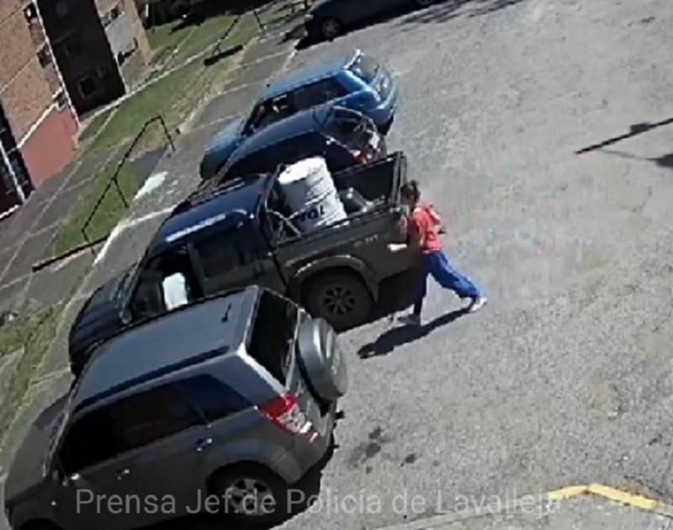 mujer y hombre hurtando desde el interior de una camioneta mujer y hombre hurtando desde el interior de una camioneta