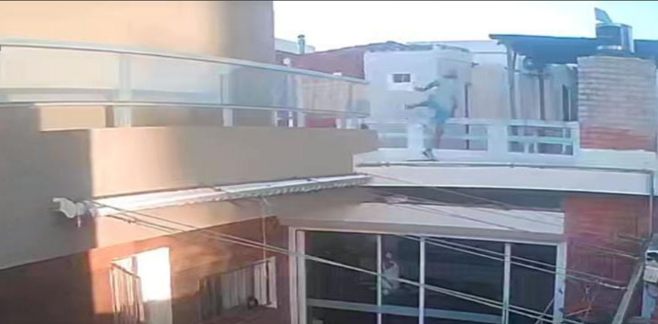 Autor de los hurtos sobre el techo de una vivienda un hombre caminando arriba de un techo